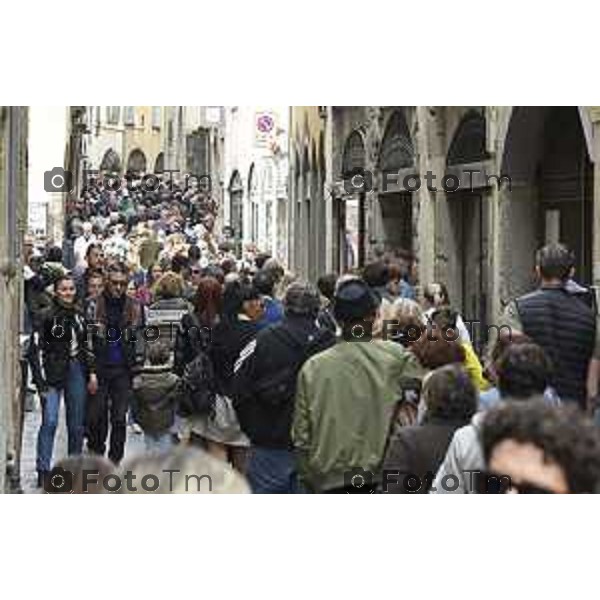 Tiziano Manzoni/LaPresse 21-4- 2025 Italia Cronaca Bergamo Piazza vecchia artisti di strda gente turisti folla