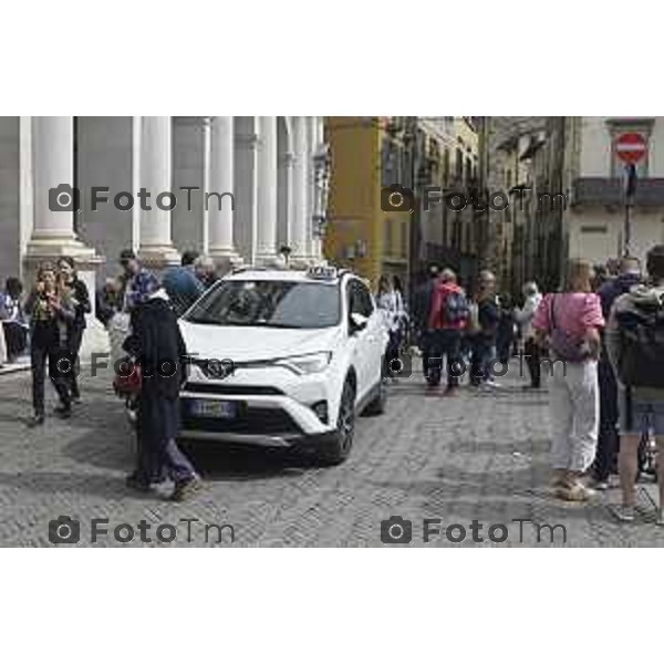 Tiziano Manzoni/LaPresse 21-4- 2025 Italia Cronaca Bergamo Piazza vecchia artisti di strda gente turisti folla Taxi in piazza vecchia