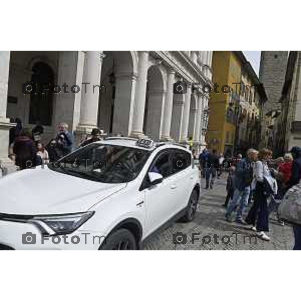 Tiziano Manzoni/LaPresse 21-4- 2025 Italia Cronaca Bergamo Piazza vecchia artisti di strda gente turisti folla Taxi in piazza vecchia