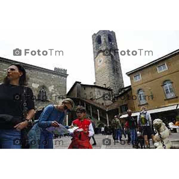 Tiziano Manzoni/LaPresse 21-4- 2025 Italia Cronaca Bergamo Piazza vecchia artisti di strda gente turisti folla