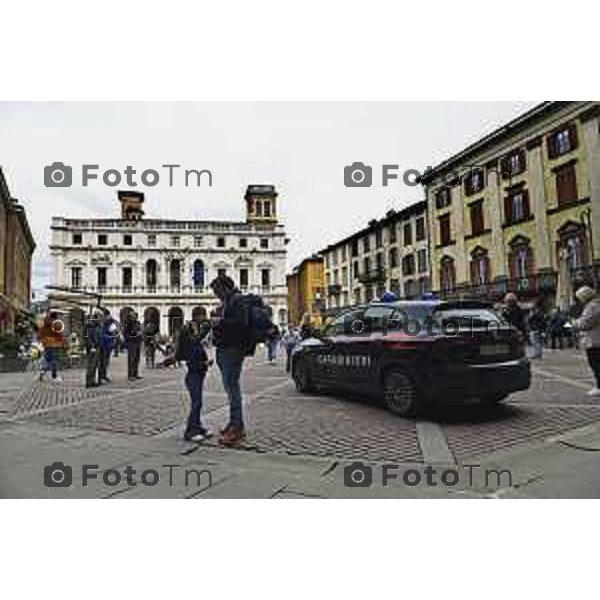 Tiziano Manzoni/LaPresse 21-4- 2025 Italia Cronaca Bergamo Piazza vecchia artisti di strda gente turisti folla carabinieri in piazza vecchia controlli