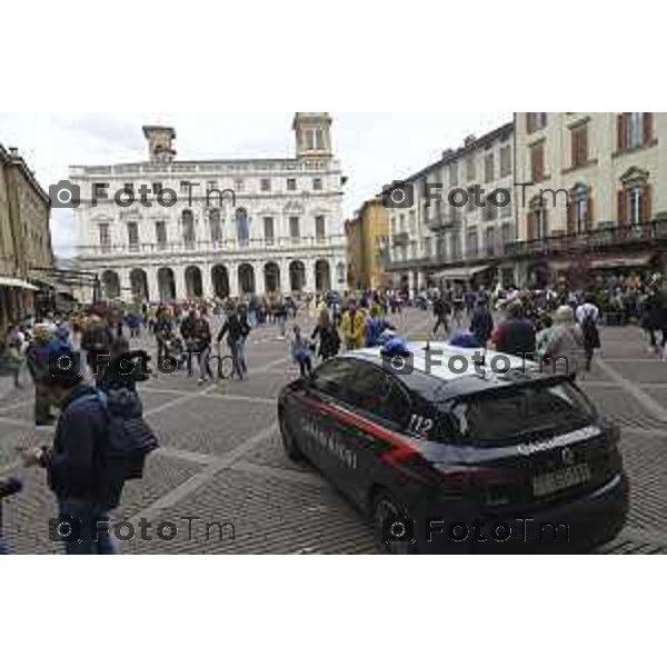 Tiziano Manzoni/LaPresse 21-4- 2025 Italia Cronaca Bergamo Piazza vecchia artisti di strda gente turisti folla carabinieri in piazza vecchia controlli