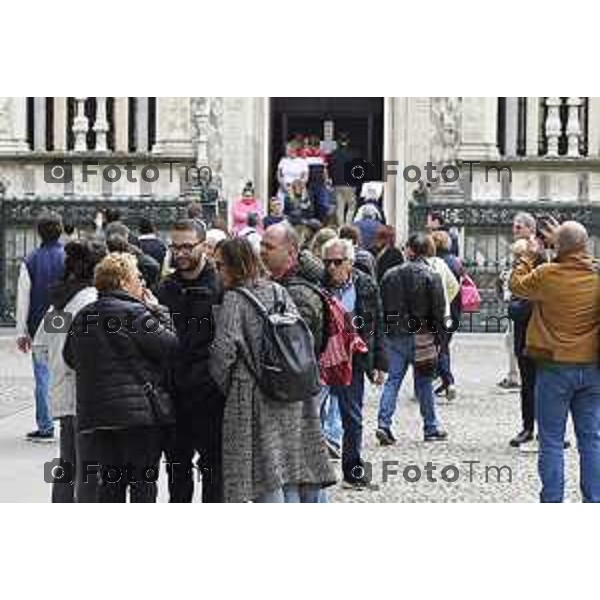 Tiziano Manzoni/LaPresse 21-4- 2025 Italia Cronaca Bergamo Piazza vecchia artisti di strda gente turisti folla