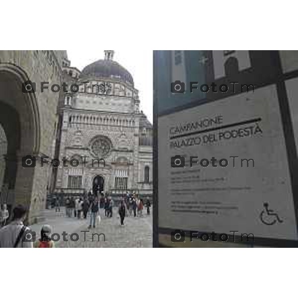 Tiziano Manzoni/LaPresse 21-4- 2025 Italia Cronaca Bergamo Piazza vecchia artisti di strda gente turisti folla
