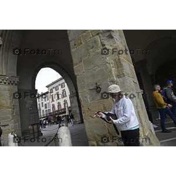 Tiziano Manzoni/LaPresse 21-4- 2025 Italia Cronaca Bergamo Piazza vecchia artisti di strda gente turisti folla