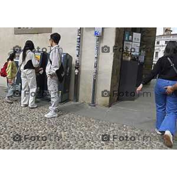 Tiziano Manzoni/LaPresse 21-4- 2025 Italia Cronaca Bergamo Piazza vecchia artisti di strda gente turisti folla