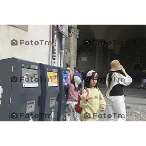 Tiziano Manzoni/LaPresse 21-4- 2025 Italia Cronaca Bergamo Piazza vecchia artisti di strda gente turisti folla