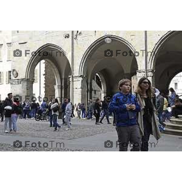 Tiziano Manzoni/LaPresse 21-4- 2025 Italia Cronaca Bergamo Piazza vecchia artisti di strda gente turisti folla