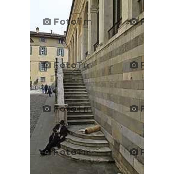 Tiziano Manzoni/LaPresse 21-4- 2025 Italia Cronaca Bergamo Piazza vecchia artisti di strda gente turisti folla