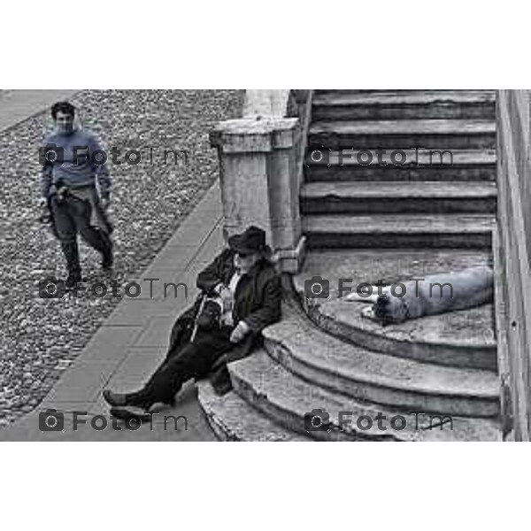 Tiziano Manzoni/LaPresse 21-4- 2025 Italia Cronaca Bergamo Piazza vecchia artisti di strda gente turisti folla