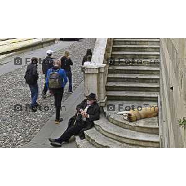 Tiziano Manzoni/LaPresse 21-4- 2025 Italia Cronaca Bergamo Piazza vecchia artisti di strda gente turisti folla
