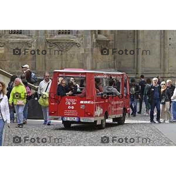 Tiziano Manzoni/LaPresse 21-4- 2025 Italia Cronaca Bergamo Piazza vecchia artisti di strda gente turisti folla