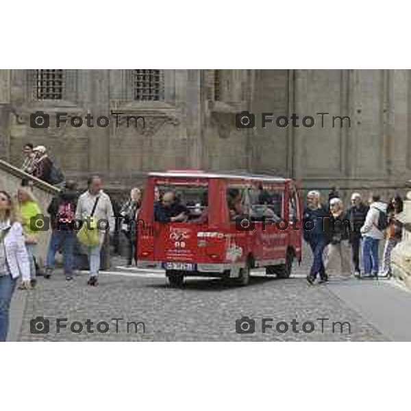 Tiziano Manzoni/LaPresse 21-4- 2025 Italia Cronaca Bergamo Piazza vecchia artisti di strda gente turisti folla
