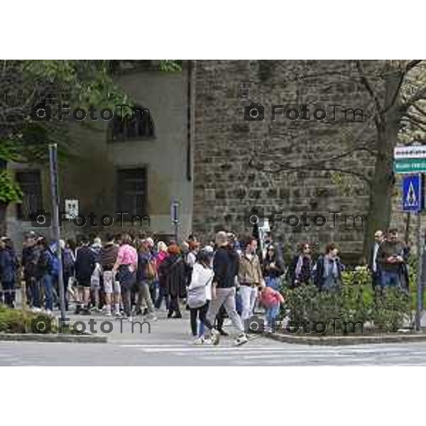 Tiziano Manzoni/LaPresse 21-4- 2025 Italia Cronaca Bergamo colle aperto gente elato