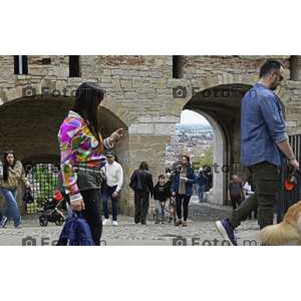 Tiziano Manzoni/LaPresse 21-4- 2025 Italia Cronaca Bergamo gente sulle mura di città alta porta san giacomo