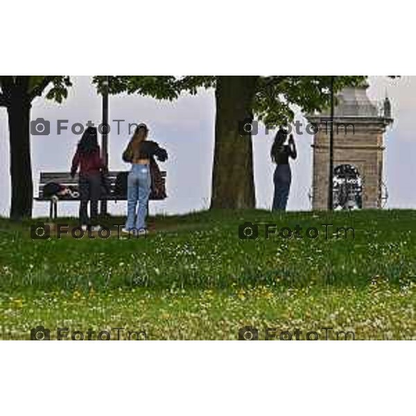 Tiziano Manzoni/LaPresse 21-4- 2025 Italia Cronaca Bergamo gente sulle mura di città alta porta san giacomo