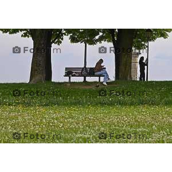 Tiziano Manzoni/LaPresse 21-4- 2025 Italia Cronaca Bergamo gente sulle mura di città alta porta san giacomo