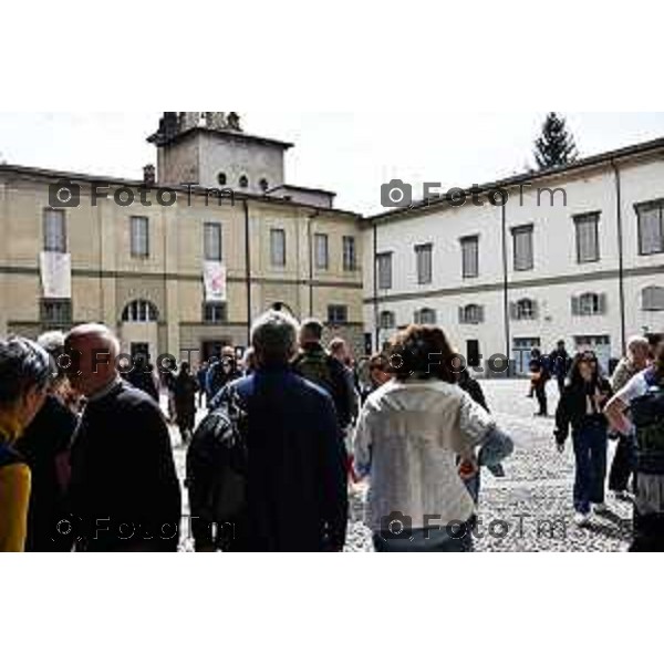 Tiziano Manzoni/LaPresse 21-4- 2025 Italia Cronaca Bergamo gente folla piazza vecchia bergamo alta corsarola