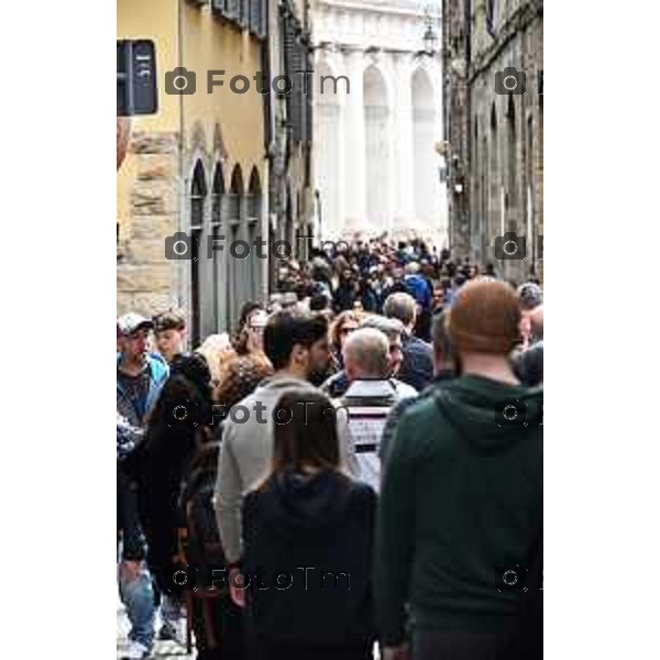 Tiziano Manzoni/LaPresse 21-4- 2025 Italia Cronaca Bergamo gente folla piazza vecchia bergamo alta corsarola