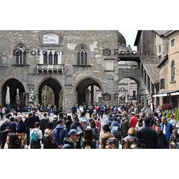 Tiziano Manzoni/LaPresse 21-4- 2025 Italia Cronaca Bergamo gente folla piazza vecchia bergamo alta corsarola