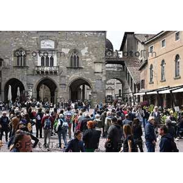 Tiziano Manzoni/LaPresse 21-4- 2025 Italia Cronaca Bergamo gente folla piazza vecchia bergamo alta corsarola
