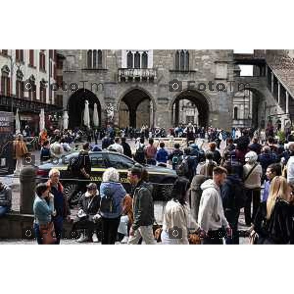 Tiziano Manzoni/LaPresse 21-4- 2025 Italia Cronaca Bergamo gente folla piazza vecchia bergamo alta corsarola