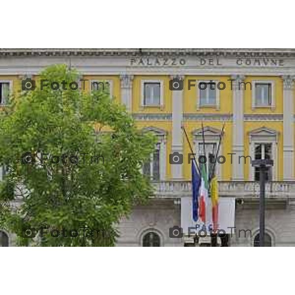 Tiziano Manzoni/LaPresse 24-4- 2025 Italia Cronaca Bergamo palazzpo Frizzoni con le bandiere a Mezzasta per lutto cittadino morte papa Francesco