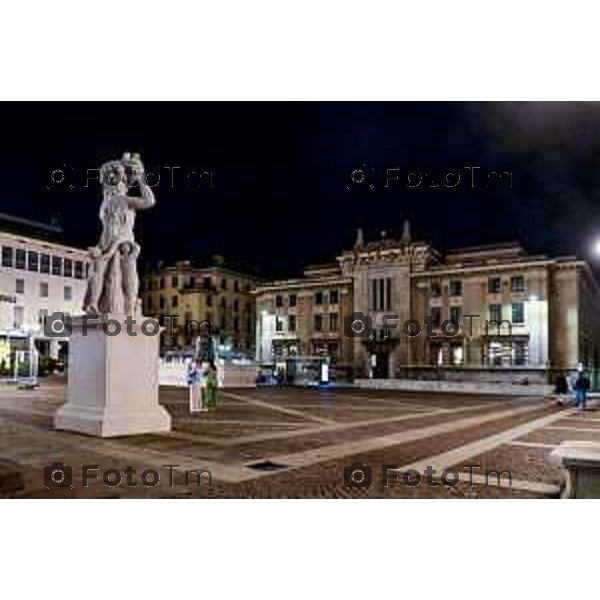 Tiziano Manzoni/LaPresse 24-4- 2025 Italia Cronaca Bergamo Bergamo Piazza Liberta notturno