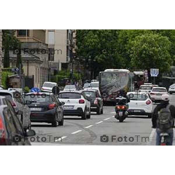 Tiziano Manzoni/LaPresse 24-4- 2025 Italia Cronaca Bergamo Bergamo traffico code in via vittorio Emanuele