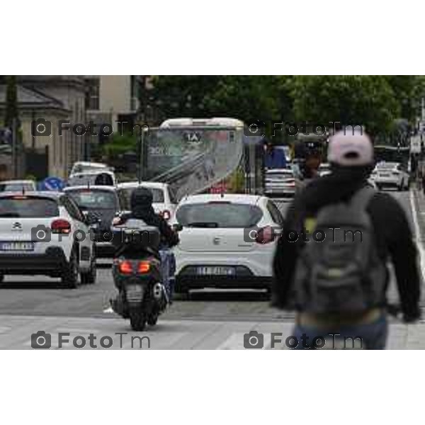 Tiziano Manzoni/LaPresse 24-4- 2025 Italia Cronaca Bergamo Bergamo traffico code in via vittorio Emanuele
