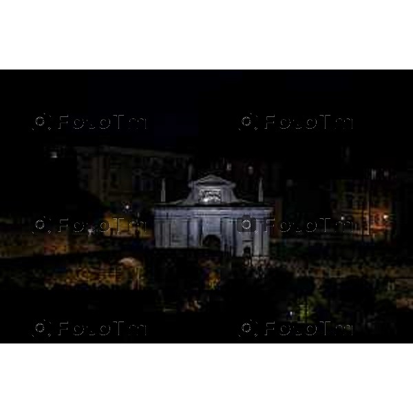 Tiziano Manzoni/LaPresse 24-4- 2025 Italia Cronaca Bergamo Porta san giacomo vista notturna