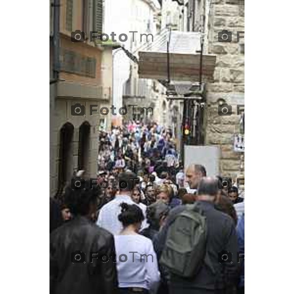 Tiziano Manzoni/LaPresse 26-4- 2025 Italia Cronaca Bergamo Negozi citta alta Via Colleoni corsarola dopo lavori rovinato pavimento