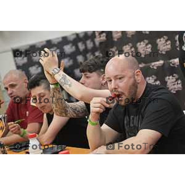 Tiziano Manzoni/LaPresse 4-5- 2025 Italia Cronaca Bergamo Chiuduno Tatoo fiera 4 tappa del Campionato italiano super hot mangiatori di peperoncino creato da Giancarlo Gasparotto in arte “Jack Pepper”, primo classificato Giovanni Mora.
