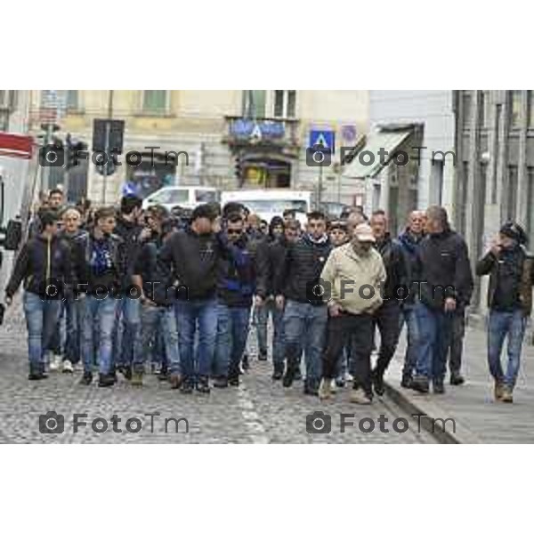 Tiziano Manzoni/LaPresse 9-5- 2025 Italia Cronaca BergamoBergamo funerale Riccardo Claris, ucciso a Bergamo Sciarpe neroazzurre al cielo