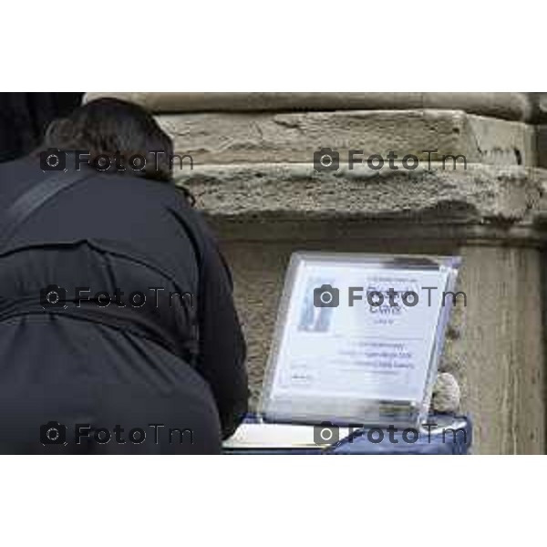 Tiziano Manzoni/LaPresse 9-5- 2025 Italia Cronaca BergamoBergamo funerale Riccardo Claris, ucciso a Bergamo Sciarpe neroazzurre al cielo