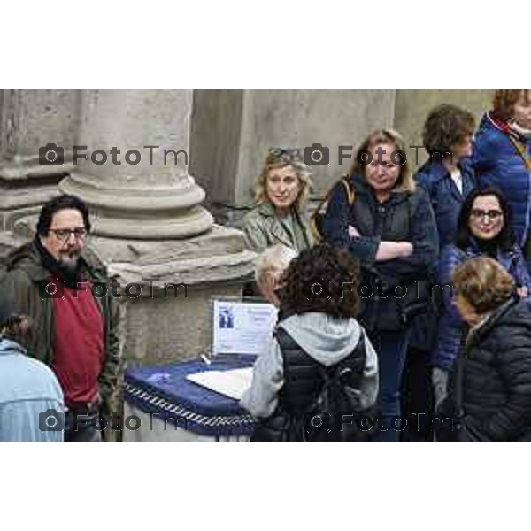 Tiziano Manzoni/LaPresse 9-5- 2025 Italia Cronaca BergamoBergamo funerale Riccardo Claris, ucciso a Bergamo Sciarpe neroazzurre al cielo