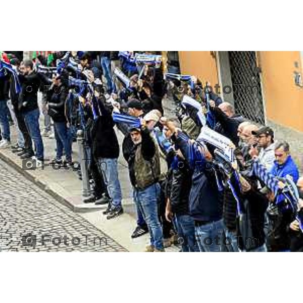 Tiziano Manzoni/LaPresse 9-5- 2025 Italia Cronaca BergamoBergamo funerale Riccardo Claris, ucciso a Bergamo Sciarpe neroazzurre al cielo