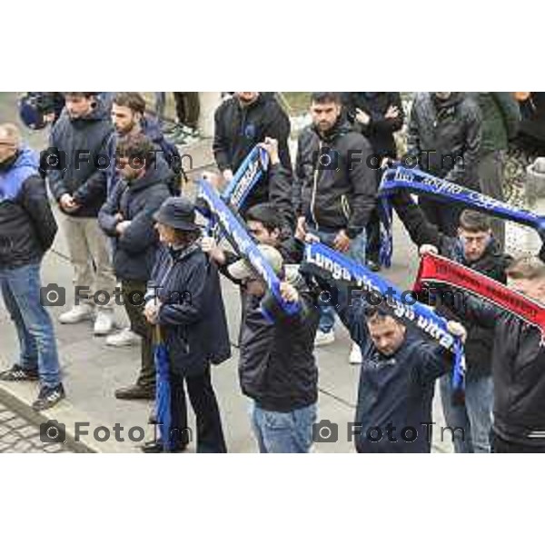 Tiziano Manzoni/LaPresse 9-5- 2025 Italia Cronaca BergamoBergamo funerale Riccardo Claris, ucciso a Bergamo Sciarpe neroazzurre al cielo