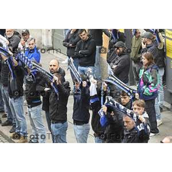 Tiziano Manzoni/LaPresse 9-5- 2025 Italia Cronaca BergamoBergamo funerale Riccardo Claris, ucciso a Bergamo Sciarpe neroazzurre al cielo