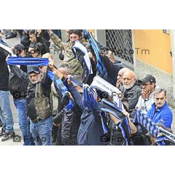 Tiziano Manzoni/LaPresse 9-5- 2025 Italia Cronaca BergamoBergamo funerale Riccardo Claris, ucciso a Bergamo Sciarpe neroazzurre al cielo