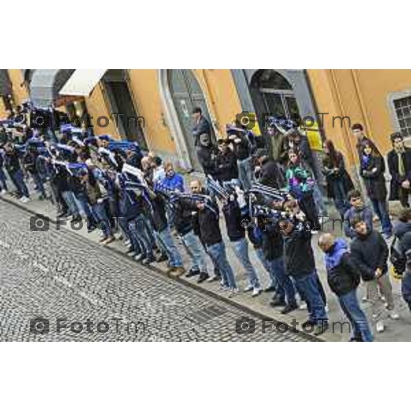 Tiziano Manzoni/LaPresse 9-5- 2025 Italia Cronaca BergamoBergamo funerale Riccardo Claris, ucciso a Bergamo Sciarpe neroazzurre al cielo
