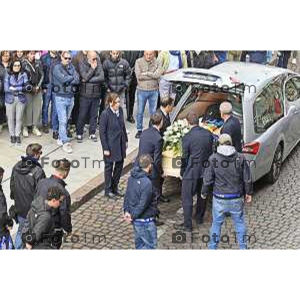 Tiziano Manzoni/LaPresse 9-5- 2025 Italia Cronaca BergamoBergamo funerale Riccardo Claris, ucciso a Bergamo Sciarpe neroazzurre al cielo