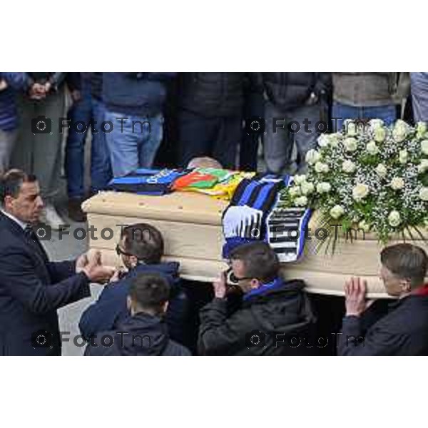 Tiziano Manzoni/LaPresse 9-5- 2025 Italia Cronaca BergamoBergamo funerale Riccardo Claris, ucciso a Bergamo Sciarpe neroazzurre al cielo