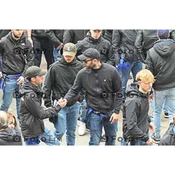 Tiziano Manzoni/LaPresse 9-5- 2025 Italia Cronaca BergamoBergamo funerale Riccardo Claris, ucciso a Bergamo Sciarpe neroazzurre al cielo