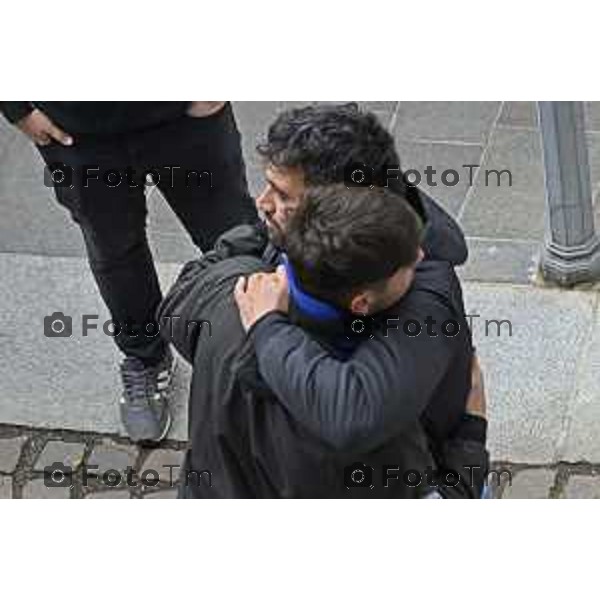 Tiziano Manzoni/LaPresse 9-5- 2025 Italia Cronaca BergamoBergamo funerale Riccardo Claris, ucciso a Bergamo Sciarpe neroazzurre al cielo