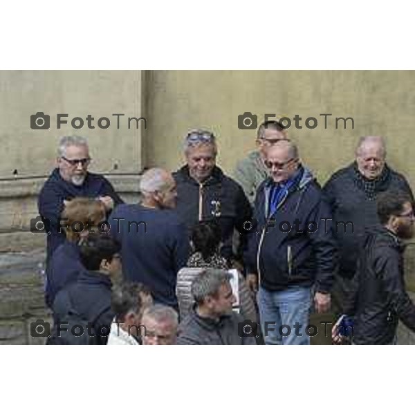 Tiziano Manzoni/LaPresse 9-5- 2025 Italia Cronaca BergamoBergamo funerale Riccardo Claris, ucciso a Bergamo Sciarpe neroazzurre al cielo
