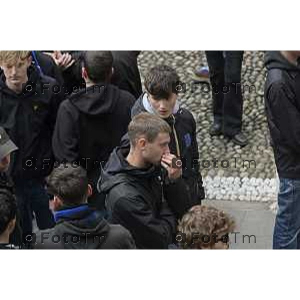 Tiziano Manzoni/LaPresse 9-5- 2025 Italia Cronaca BergamoBergamo funerale Riccardo Claris, ucciso a Bergamo Sciarpe neroazzurre al cielo