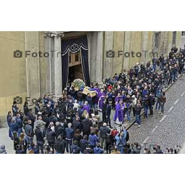 Tiziano Manzoni/LaPresse 9-5- 2025 Italia Cronaca BergamoBergamo funerale Riccardo Claris, ucciso a Bergamo Sciarpe neroazzurre al cielo