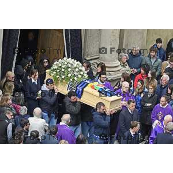 Tiziano Manzoni/LaPresse 9-5- 2025 Italia Cronaca BergamoBergamo funerale Riccardo Claris, ucciso a Bergamo Sciarpe neroazzurre al cielo