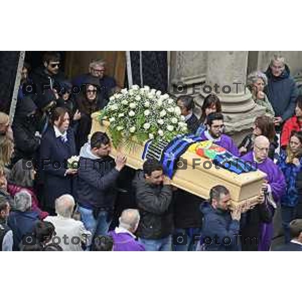 Tiziano Manzoni/LaPresse 9-5- 2025 Italia Cronaca BergamoBergamo funerale Riccardo Claris, ucciso a Bergamo Sciarpe neroazzurre al cielo